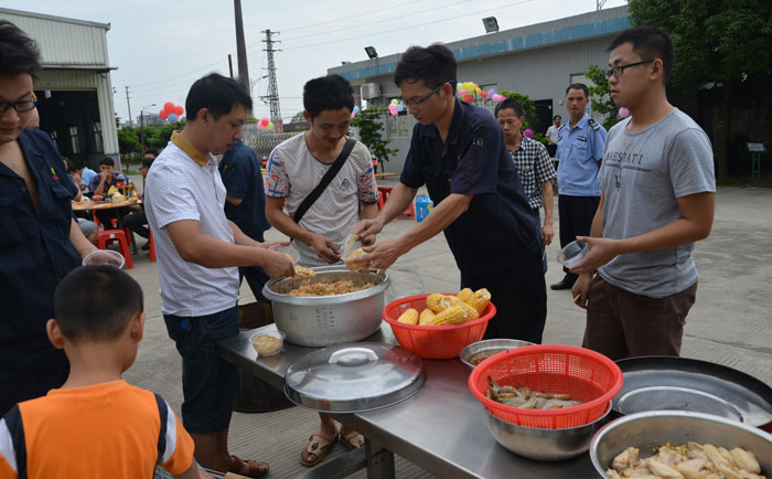 大锅饭一起吃